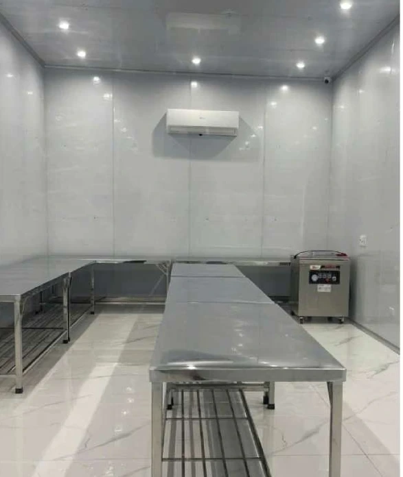 Khu vực thao tác và bàn inox tại cơ sở Minh Nội
