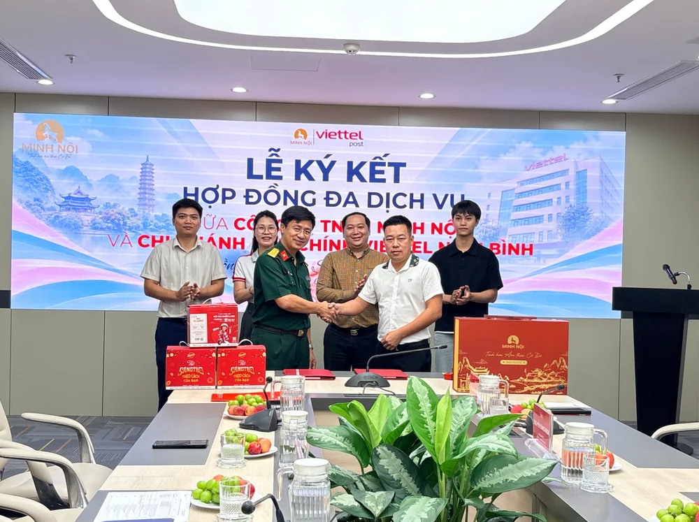 Đại diện Minh Nội và Viettel Post bắt tay tại lễ ký kết hợp đồng đa dịch vụ